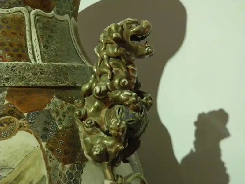 Four-point cross design on a Japanese vase